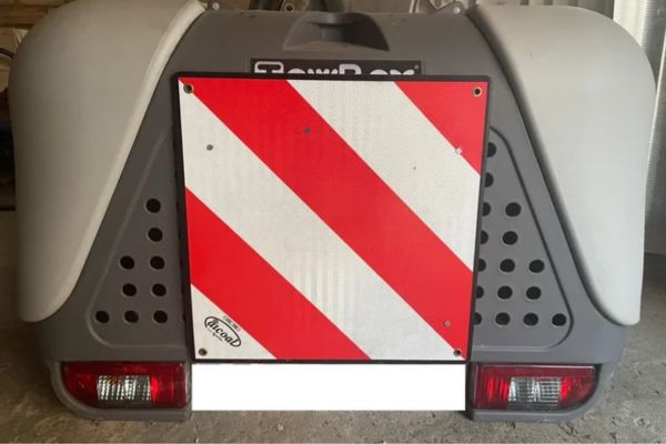 fabricación de Placa de señalizacion V20 Cruz imprecindible para cualquier  porta-cicis trasero o de bola — Totcar